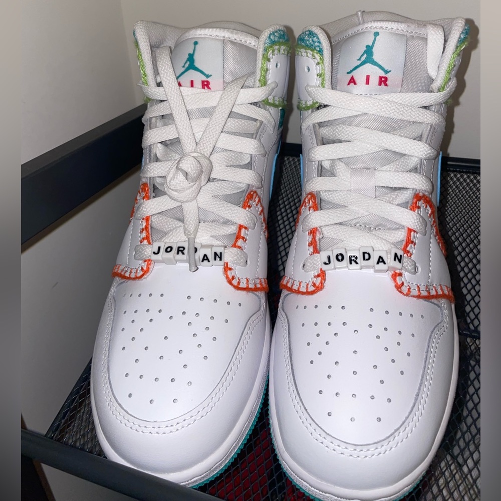 Jordan 1s Mid SE